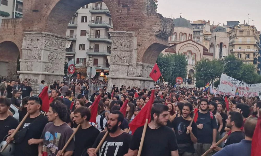 Θεσσαλονίκη: Πορεία για τα 10 χρόνια από τη δολοφονία του Παύλου Φύσσα (βίντεο)